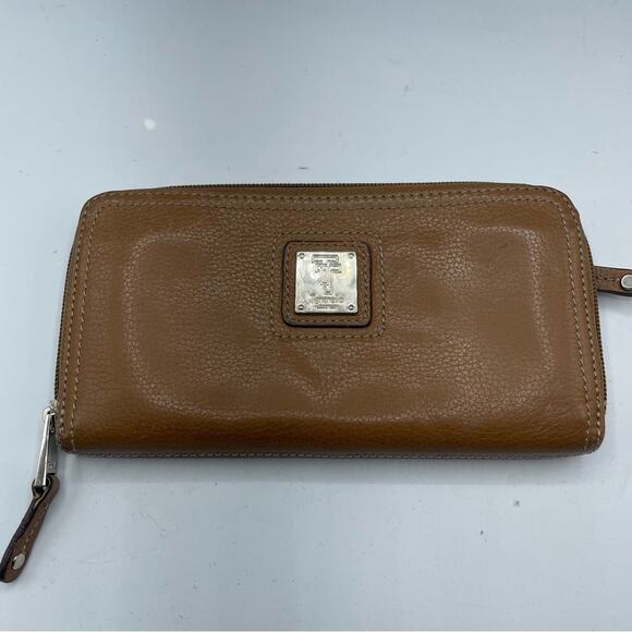 Tignanello Tan Leather Zip Up Wallet Womens Silver Hardwear - Picture 1 of 9